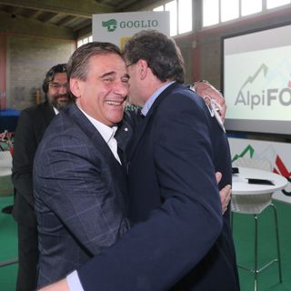 L'abbraccio tra Claudio Milanese e il ministro Giancarlo Giorgetti ad Alpi Food (foto Enrico Scaring)