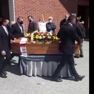 VIDEO. Una rosa bianca e una sciarpa biancorossa per l'ultimo saluto a Maurizio Scalamandrè