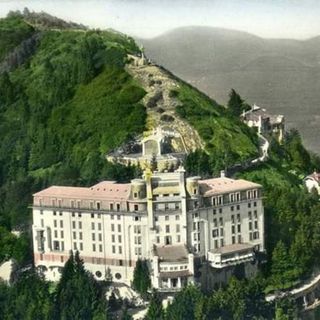 Il Grand Hotel Campo dei Fiori domina Varese dai primi del Novecento, fu chiuso nel luglio 1968. Il risveglio del turismo è un'opportunità da cogliere per risvegliarlo a nuova vita. Per le foto della gallery si ringrazia Fausto Brianza