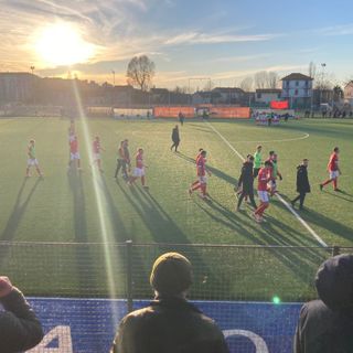 L'uscita dal campo del Varese, sotto in gallery le immagini dei tifosi presenti a Milano (anche Porro era in curva)