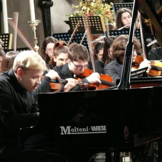 Basilica gremita ed estasiata per quel ragazzo biondo al pianoforte che ha portato Varese in Paradiso