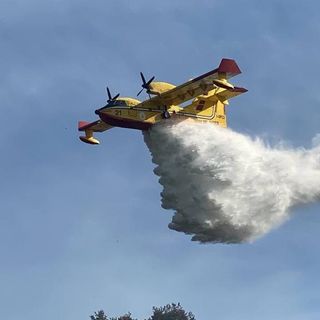VIDEO. Prosegue la battaglia di Angera contro l'incendio: non ci sono più fronti attivi. In corso le operazioni di bonifica