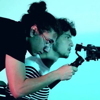 Un dettaglio del "dietro le quinte" di Anno Zero, con Gianluca Parisi, la sua videocamera e Lorenzo Montes (nel ruolo di Adam)