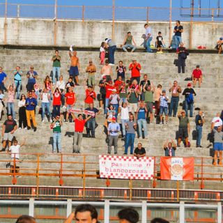Il pubblico dei distinti in piedi ad applaudire a fine gara (foto Ezio Macchi)