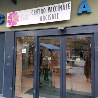 Resta aperto il centro vaccinale di Arcisate