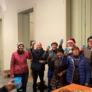 Il brindisi augurale per il nuovo anno di Silvano Ribolzi e dei volontari del giovedì di Ternate