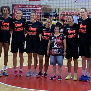 La super tifosa Barbara Gandini battezza la nuova Uyba. E torna a casa con un trofeo speciale