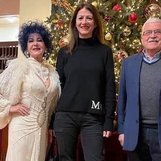 Da sinistra Marina Castelnuovo del B&amp;B Villa Liz a Varese, il vicesindaco Ivan Perusin e il presidente dell'associazione BBVarese, Alfredo Del Ferro, alla cena natalizia dei B&amp;B della provincia