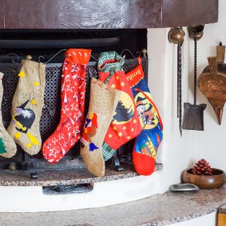 A Casciago niente falò della Befana, ma la vecchina ci sarà lo stesso con le "calze" solidali