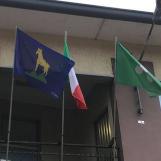 Giorno del Ricordo. La bandiera istriana sul municipio di Besano