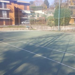 Il campo da tennis del &quot;Paradiso&quot; a Besozzo prima dell'intervento di manutenzione