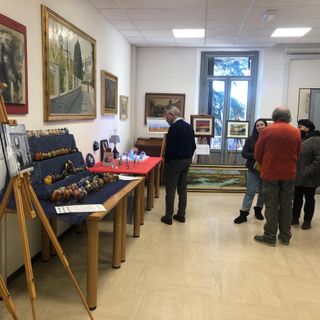 L'inaugurazione della mostra &quot;Arte, passione e solidarietà&quot; nella sede della Cisl di Besozzo