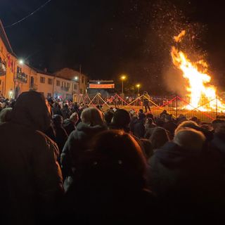 Il falò di Sant'Antonio a Besozzo (foto di Angela Garro)