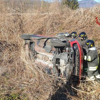 Va fuori strada e si ribalta con l'auto, paura a Besozzo per una 79enne