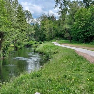 Il lungofiume di Besozzo con la pista ciclopedonale che costeggia il Bardello