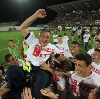 Stefano Bettinelli in trionfo dopo Varese-Novara di venerdì 13 giugno 2014 al Franco Ossola: biancorossi salvi in B, azzurri retrocessi in C (foto Ezio Macchi)