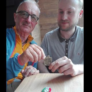 Giovanni Bloisi con Igor e la piastrina del soldato Davide Ponschin