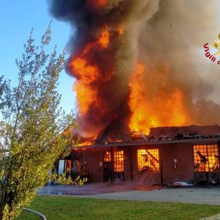 Grosso incendio in un mobilificio di Bovisio Masciago: al lavoro 30 vigili del fuoco