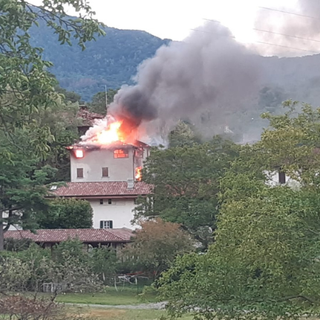 L'incendio della casa di Brenta in una foto tratta da Luinonotizie.it