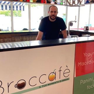 Lorenzo Broggi, 29 anni, dietro il bancone del suo Broccafè alla New Way Fitness (l'ex Laguna Blu) a un passo da viale Europa a Varese