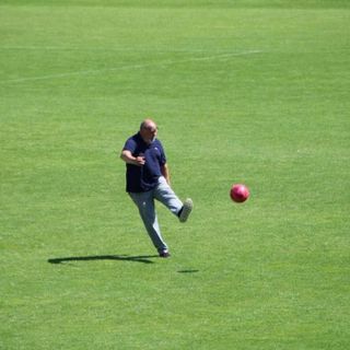 Bruno Limido, varesino classe 1961, anima dell'Accademia Varese: qui calcia al centro del Franco Ossola, il piede è lo stesso di sempre