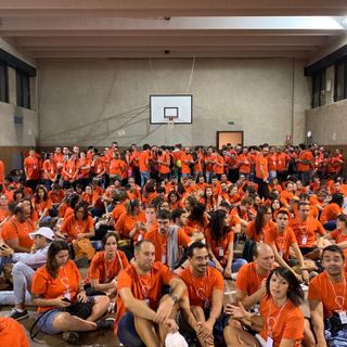 La partenza della Caccia al Tesoro: tutti i giocatori con le magliette ufficiali sono radunati nella palestra dell'oratorio, in attesa del via