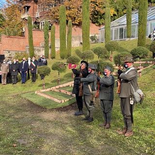 VIDEO E FOTO. L'omaggio di Varese in un luogo che ricorderà per sempre i caduti di Nassiriya. «Se essere eroi significa impegnarsi per gli altri, lo siamo»