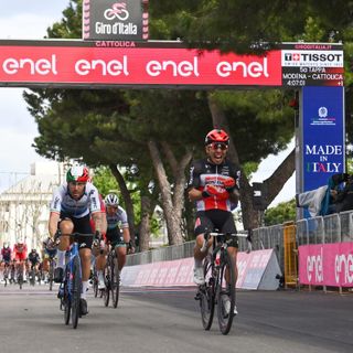 Caleb Ewan ha appena tagliato il traguardo dopo il capolavoro in rimonta e al fotofinish che beffa Nizzolo e Viviani. Sotto in gallery Dombrowsky, il vincitore della prima tappa in salita, dopo la caduta odierna