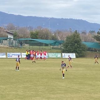 L'abbraccio biancorosso dopo il gol di Candido