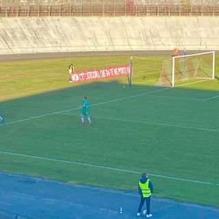 Laggiù nel verde del campo, mucchio di giocatori in verde: festa attorno a Cappai attorniato dai compagni