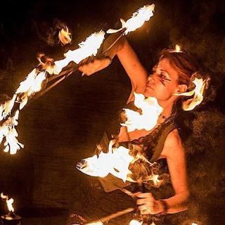 Clarissa Pegoraro durante un'esibizione nello spettacolo con i fuochi