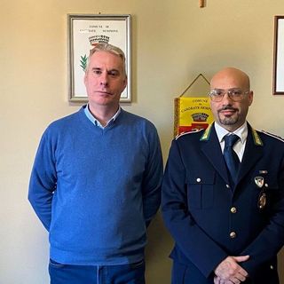 Il sindaco di Casorate Sempione con il nuovo comandante della polizia locale Antonino Tomaselli