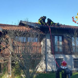 FOTO. In fiamme il tetto di una casa a Cassano Valcuvia: decisivo l'intervento dei vigili del fuoco