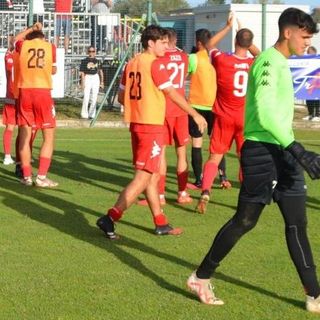 Enzo Cassano, portiere biancorosso, esce dal campo dopo il 2-2 contro l'Rg Ticino (foto Ezio Macchi)