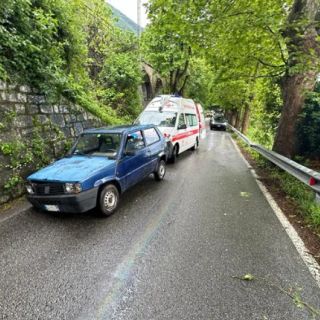 L'auto finita contro un muro a Castelveccana (foto da Luinonotizie.it)