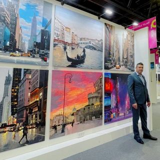 Michele Cataleta a Dubai davanti alle opere dell'artista Michele Telari esposte al Dubai World Trade Centre