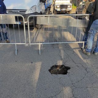 La voragine che si è aperta in via Mameli a Cavaria con Premezzo