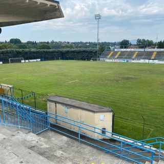 Il Chinetti diventerà una piccola &quot;bombonera&quot;. Sotto nella gallery l'area dei campi dietro alla tribuna coperta dove verrà posato il sintetico e che s'ingrandirà