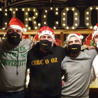 La "famiglia" del Circo Oz in versione natalizia