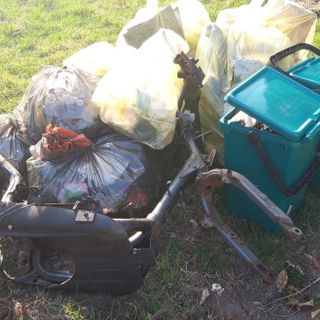 Giornata ecologica a Cittiglio, ritrovati anche un motorino arrugginito, una bici e una vecchia radio