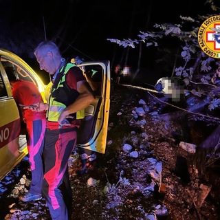 Auto in una scarpata a Casalzuigno, interviene il Soccorso Alpino