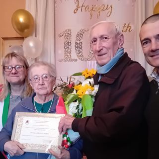 Festa per la signora Maria Broggi a Cocquio che ha compiuto 100 anni