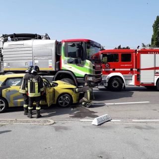 Cocquio, scontro tra un'auto della scuola guida e un camion: soccorsi in azione in via Milano