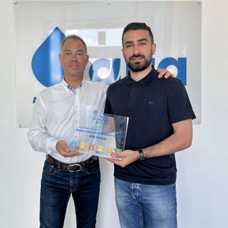 Nelle foto: Andrea Righi, Responsabile commerciale di 2F Water Venture, consegna il premio a Pietro Galante, Responsabile Conduzione Acque Potabili di Alfa Srl