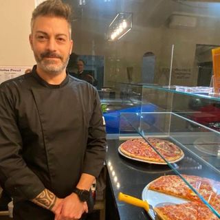Cristiano Lo Presti dietro il banco di Jolly Pizza, riaperto oggi in via Dandolo: bentornato