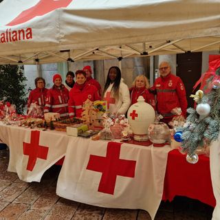 Un banchetto speciale della Cri in corso Matteotti: basta poco per un dono che sostiene chi ne ha bisogno