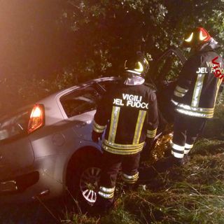 Cunardo, finisce fuori strada con l'auto: grande spavento ma nessuna conseguenza