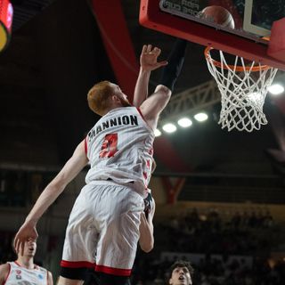 La schiacciata di Nico Mannion nello scatto di Fabio Averna