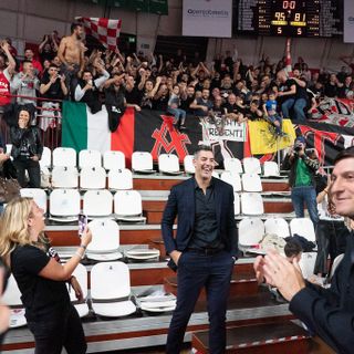 L'amministratore delegato della Pallacanestro Varese Luis Scola in mezzo ai suoi tifosi