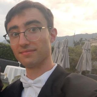 Davide Pozzoni in divisa, pronto per il servizio in sala